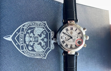 TẠI SAO  SỐ 4 LA MÃ Ở MẶT ĐỒNG HỒ NGA  LÀ “IIII” CHỨ KHÔNG PHẢI “IV”?