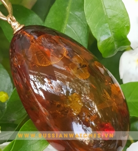 VÒNG ĐEO CỔ HỔ PHÁCH Nga-HP-DC-09: Mặt Đá hổ phách màu huyết rồng